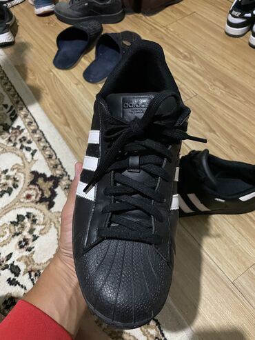 оригинал кроссовки adidas: Продаю Оригинал Адидас Superstar Очень удобные один раз носил не