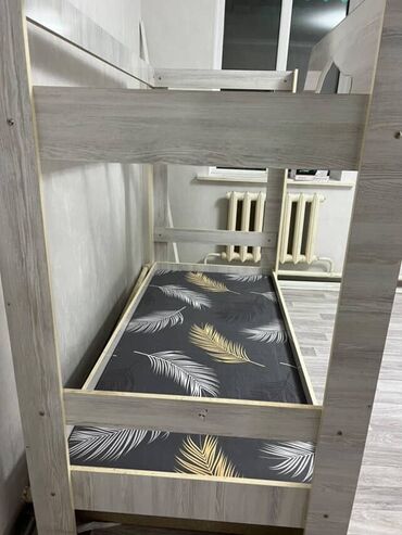 детскую кровать машинку: Двухъярусная кровать из ЛДСП в светлом древесном декоре. -