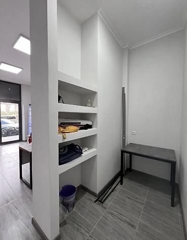 продаю место: Сдаю Офис целиком: 25 м², В жилом комплексе, С ремонтом, С отдельным входом — 2