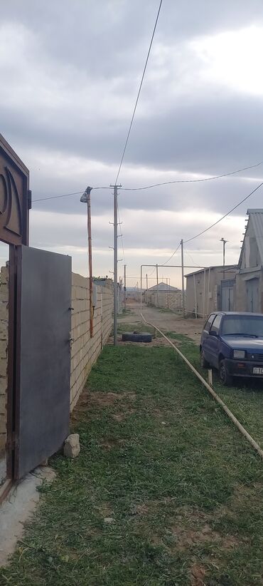 kreditə evler: Otaqda şkaf, çarpayı, stul və xalça var. Pərdələr otağa rahatlıq