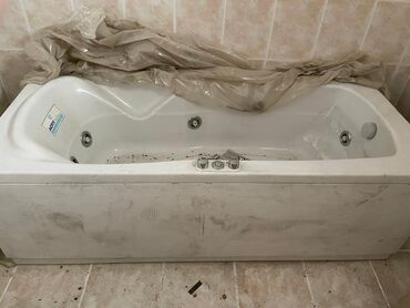 ступенька для ванной: Ağ rəngdə, düzbucaqlı formalı jakuzili vanna. Bu vanna rahatlaşdırıcı
