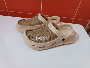 обувь спортивная: Продаю кроксы,большой размер 44-45 новыегоанжо Китай! цена 1300сом