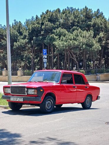 Lada 2107 modeli, qırmızı rəngdə, dördqapılı sedan kuzası ilə təqdim