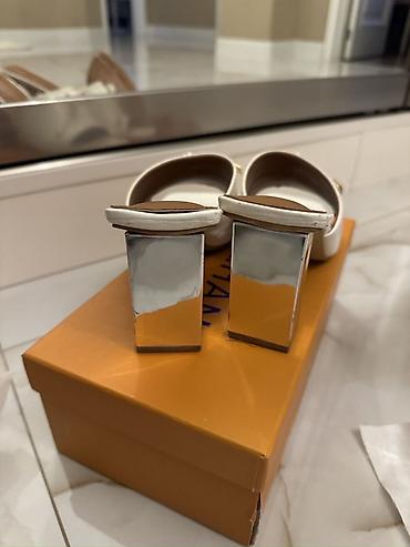 Tərliklər: Ağ rəngli qadın mule sandaleti - Model: açıq burunlu, kvadrat formalı — 3