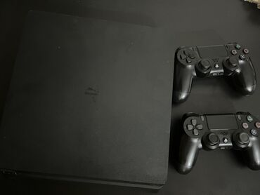 xiaomi redmi 15: PlayStation 4 Slim oyun konsolu + 2 ədəd DualShock 4 idarəetmə pultu