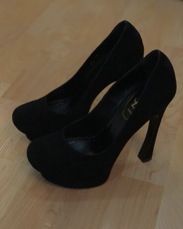 75 объявлений | lalafo.kg: Итальянские Женские туфли Yves Saint Laurent,одевали их не больше 2-3х