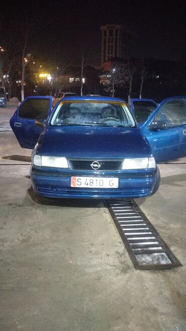 семёрка ош: Opel Vectra: 1993 г., 1.6 л, Механика, Бензин, Хетчбек