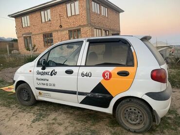 маленькая машина: Белый хэтчбек Daewoo Matiz, брендированный под такси "Яндекс Go" с