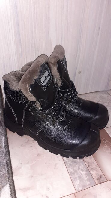 ботинки с мехом: Новые зимние кожаные ботинкис защитным носиком мех натуральный 42