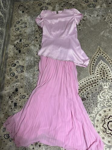 продаю в связи переездом: Женский комплект одежды 1) Платье вечернее, розовое: - Двухфактурное