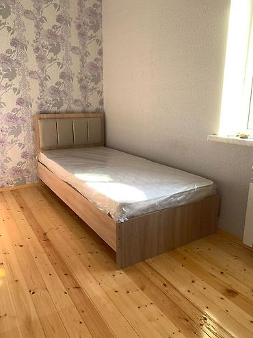 süni ağaclar: Tək nəfərlik çarpayı və döşək - Ölçü: təxmini 90x200 sm tək çarpayı - — 1