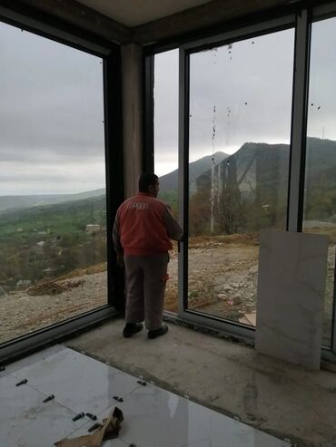 Tikinti işləri: Şüşə ofi̇s və otağ lar üçün ara kəsmə. Kəyfi̇yyatli̇. Sərfəli̇ — 22