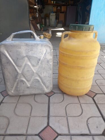 Наборы посуды: Набор разнообразной кухонной утвари, включающий эмалированные — 16