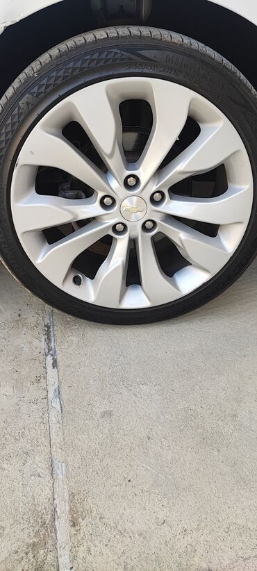 Təsbehlər: Disk təkər Chevrolet 245 / 40 / R 19, 5 Boltlu
