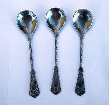 Staro posuđe i escajg: 4 + 1 posrebrena kašišica. Četiri (11 cm) plus jedna (9,5 cm) — 8