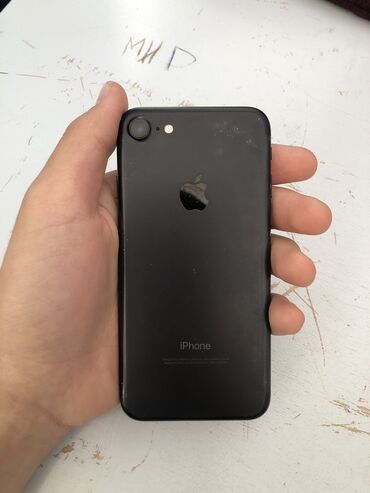 Apple iPhone: IPhone 7, Б/у, 32 ГБ, Черный, Защитное стекло, Чехол, 100 %