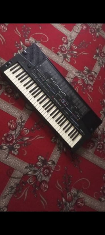 Синтезаторы: Клавишный инструмент Yamaha, выполненный в черном цвете. Оснащен