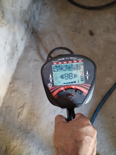 qizil axtaran detektor: Bu metal detektor torpaqda gizlənmiş metalları aşkar etmək üçün