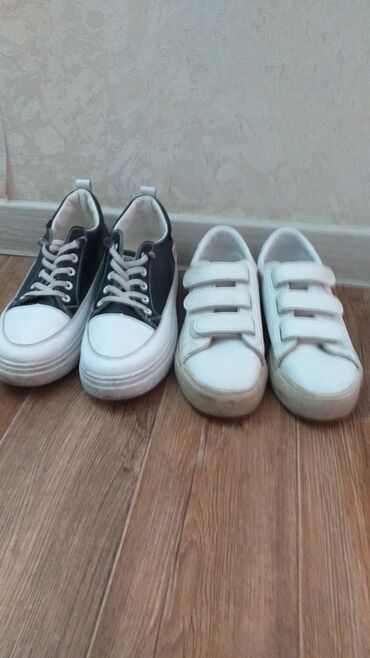 обувь 35 36: Обуви для девочек черная кожа 36 размер 1000 сом, белая 35 размер 500