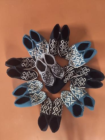 qizil destleri: Əl işi toxunma ev tuflisi (corab-nalın) - Material: yumşaq akril/yun — 1