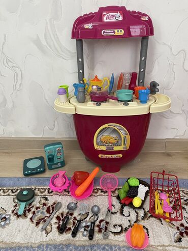 детский игрушка бу: Кухня на колесиках можно зделать как чемодан состояние отличная . Газ