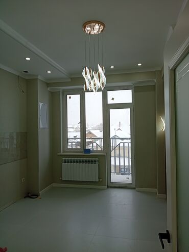 Ремонт под ключ: Светлый современный интерьер квартиры с дизайнерским освещением и — 1