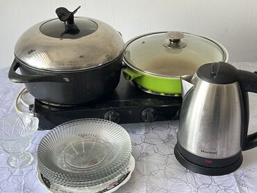 набор кострюлей: Набор кухонных принадлежностей, включающий электрический чайник, две