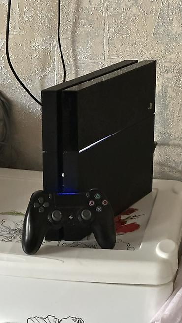 Sony PlayStation 4 fat(первая версия, CUH-10xx/11xx) с геймпадом at lalafo.kg Sony PlayStation 4 fat(первая версия, CUH-10xx/11xx) с геймпадом