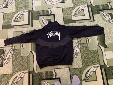 полузамок мужской: Легкая мужская ветровка-анорак черного цвета. - Брендинг: маленький