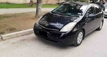 Mercedes-Benz: Qara rəngdə olan Toyota Prius avtomobili. Bu model, yanacaq qənaətinə