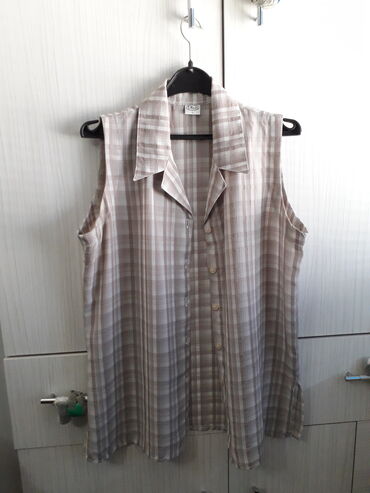 ženske bluze i košulje: KOŠULJA krem, belo, karirana, vel. L, bez rukava. Ima šliceve sa