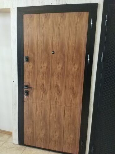 col qapilari: Bu, taxta naxışlı səthi olan möhkəm metal qapıdır. Qara çərçivəyə