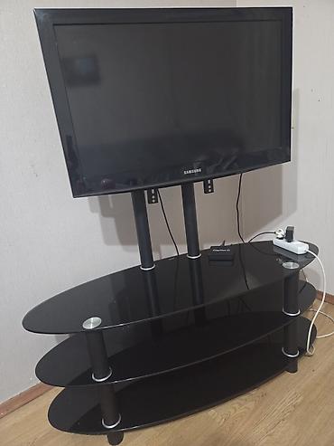 televizor alti alcipan: Samsung televizor və şüşə/stend kombinasiyası - Televizor: Samsung — 2