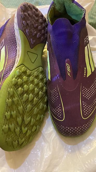 Спорт и отдых: Футбольные сороконожки Adidas F50 TESSA в ярком фиолетово-салатовом — 3