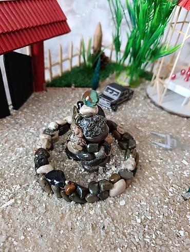 şekide satilan evler: Miniatür ev modeli, qırmızı damı və ətrafında hasarlı yaşıllığı ilə — 9