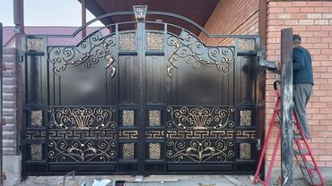 Распашные ворота: Кованые ворота с калиткой, декоративная решетка и подсвеченные — 14