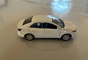 oyuncaq demir masin: Ağ rəngli metal oyuncaq sedan avtomobil modeli - Korpus: döküm metal — 5