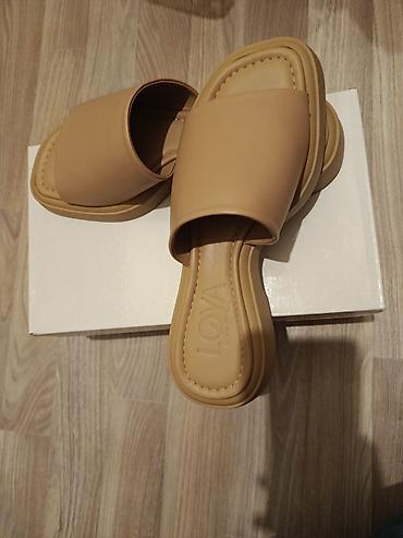 foot patch: Кожаные шлепки 38 размер, новые, 2000 сом Лакированные лоферы, 38 — 2