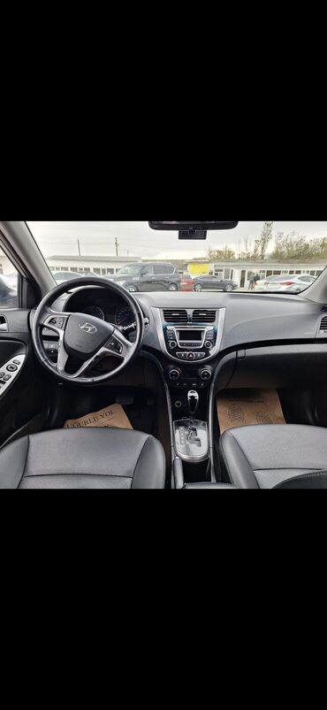 Hyundai: Hyundai Accent sedan - Gümüş rəng, 4 qapı - Benzin, “4Dİ” emblemi — 6