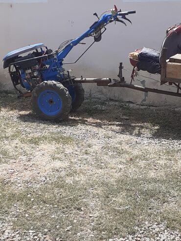 Mavi rəngli, qoşqu ilə birlikdə təqdim olunan bu motoblok, müxtəlif