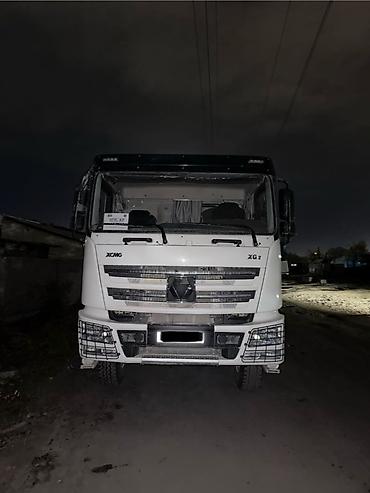 Самосвал XCMG XG1 в белом цвете. Трёхосная грузовая техника с