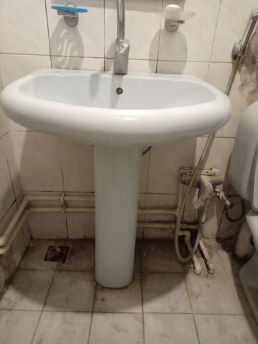 Qızdırıcı və isidicilər: Ayaq üstü dayanan, ĝöy rəngli, keramika materialından hazırlanmış