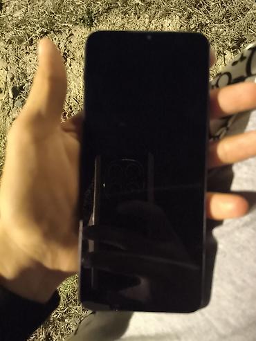 redmi 50: Redmi smartfon satılır. Cihaz qara rəngdədir və arxa paneli — 1