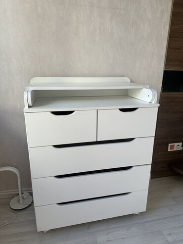 детская кровать с комодом: Бөбөктөр үчүн кийим алмаштыруучу үстөл, Колдонулган, Жыгач