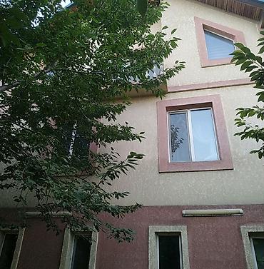 Продажа коттеджей и домов: Продам в центре двухэтажный кирпичный дом,+ цокольный этаж. Удобен — 4