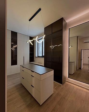 Sifarişlə dolablar: Düz dolab, Yataq otağı üçün, Qarderob, Açılan, Korpuslu, 5 qapı — 13