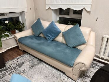 б у мягкая мебель: Прямой диван, цвет - Голубой, Б/у
