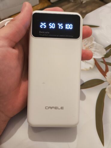 зарядка аккумуляторов: Power bank от компании Cafele с ёмкостью на 20 тыс mah, с шнуром USB