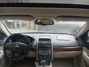 mitsubisi: Mitsubishi Galant sedan Xüsusiyyətlər: - Kuzov: ağ rəngli sedan, 4 — 1