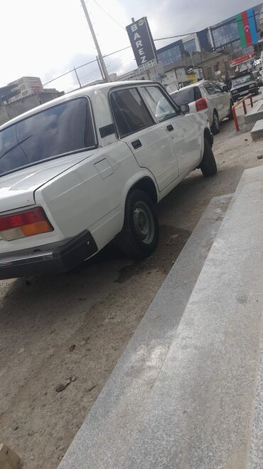 VAZ (LADA): Lada (VAZ) klassik sedan – ağ rəng, 4 qapı, arxaötürücülü. Xarici: - — 3